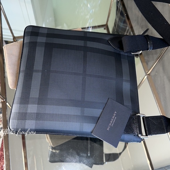 Authentic Burberry messenger bag - Picture 4 of 16
